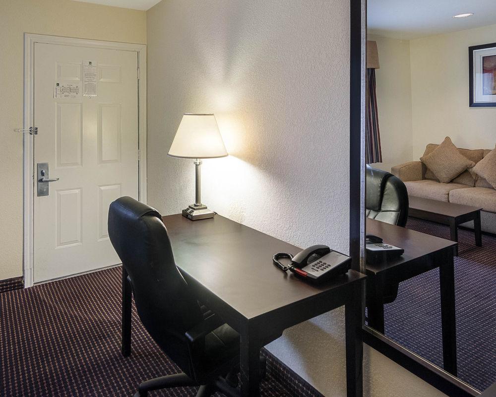 Hotel Econo Inn&suites West – Energy Corridor 2*